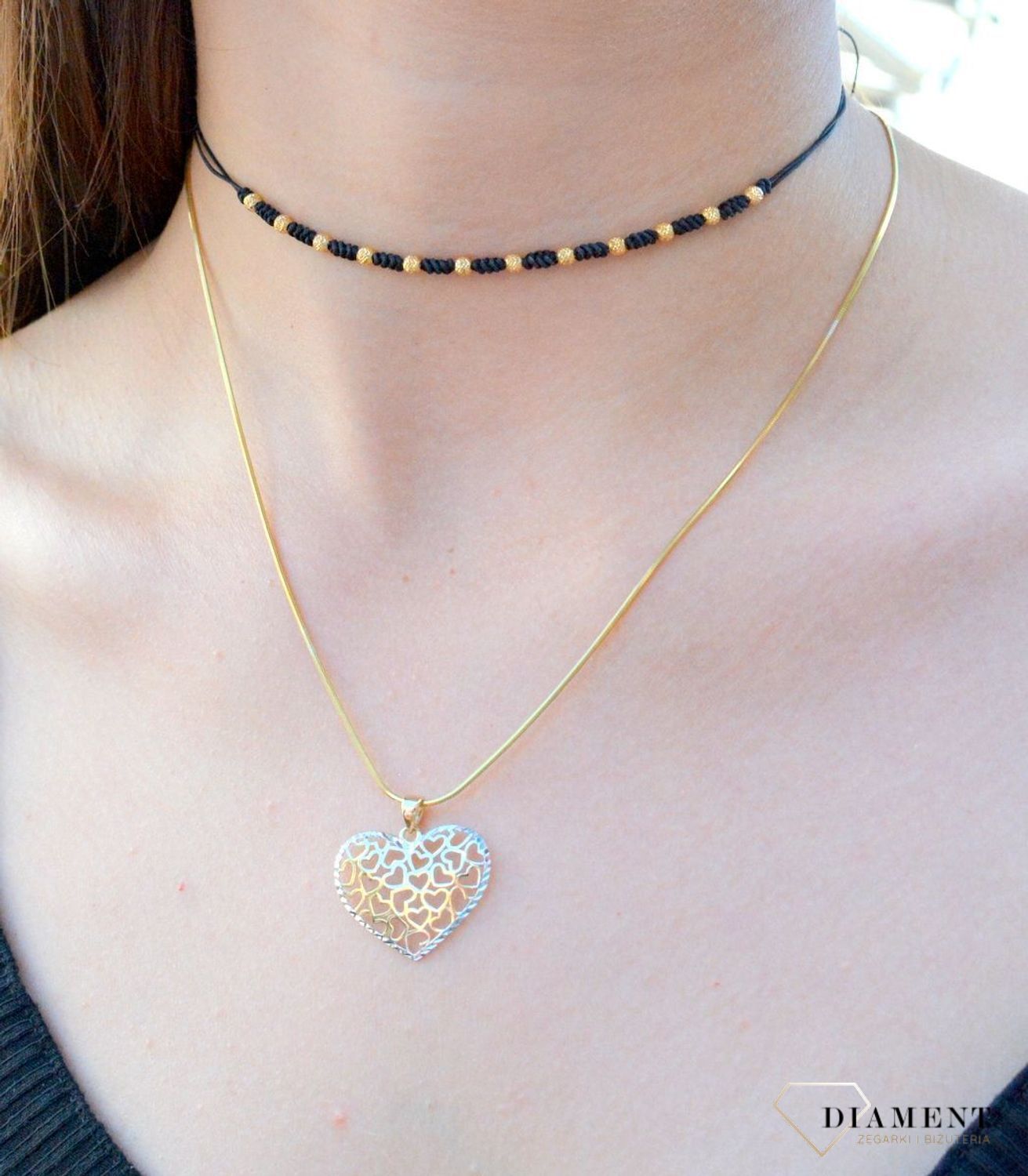 Złota zawieszka 333 serce ażurowa  ZA 315 333. Romantyczny wzór, który nada uroku oraz kobiecości każdej stylizacji. Wyjątkowy wisiorek o ponadczasowym motywie zachwyca estetyczną form.jpg